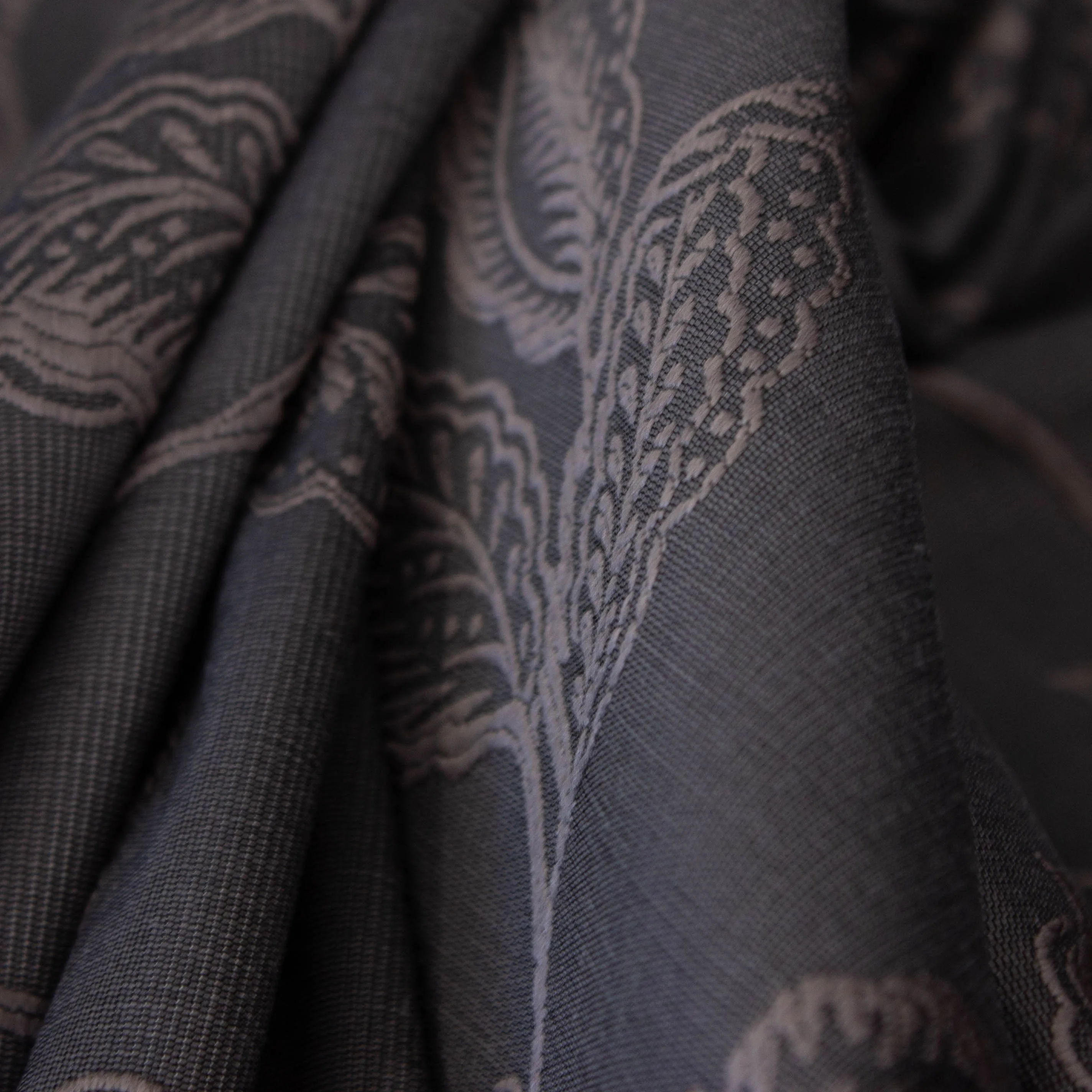 Polyester grijs met jacquard bladeren